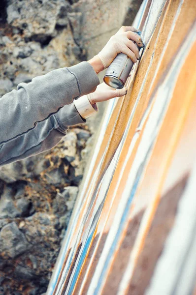 Muchacho pintando graffiti de cerca — Foto de Stock