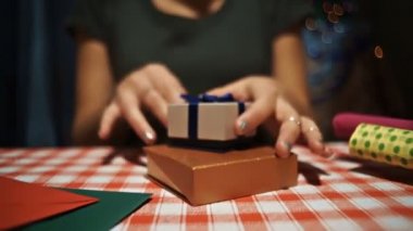 Erkek bir küçük mavi gizli mevcut kutusunu açma