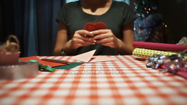 Kadın kırmızı bir kalp kırmızı kartpostal koyarak — Stok video