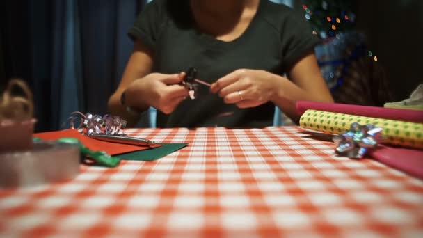 Feminino curling a fita, preparando-se para presentes de embalagem — Vídeo de Stock