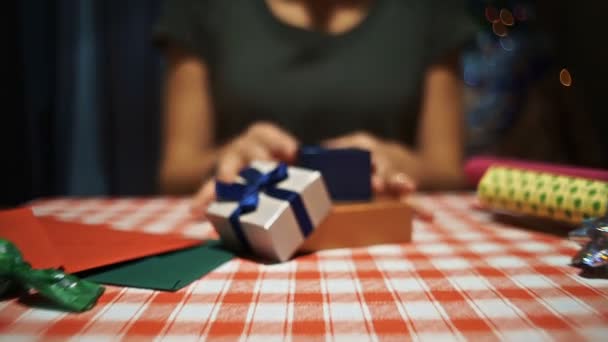 Feminino fechando uma pequena caixa de presente secreta azul — Vídeo de Stock