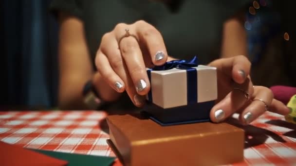 Kvinna som öppnar en liten blå hemliga nuvarande låda med en silver ring inuti den — Stockvideo