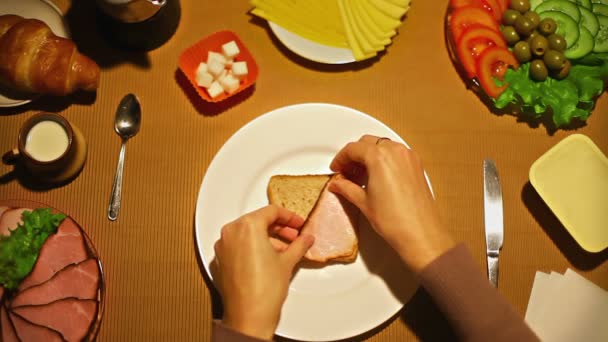 Вид сверху женские руки, делающие открытый бутерброд на завтрак — стоковое видео