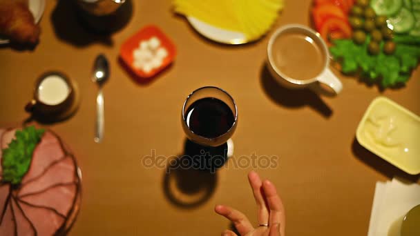 Vista dall'alto mano femminile prendere un bicchiere di vino dal basso — Video Stock