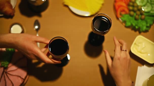 Vista superior femenina y masculina toma y tintineo vasos de vino — Vídeo de stock