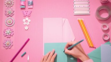 Üstten Görünüm kız pembe bir çiçek scrapbooking için çizim