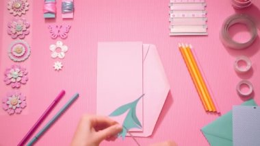 Üstten Görünüm kız pembe scapbooking için bir akış kesme