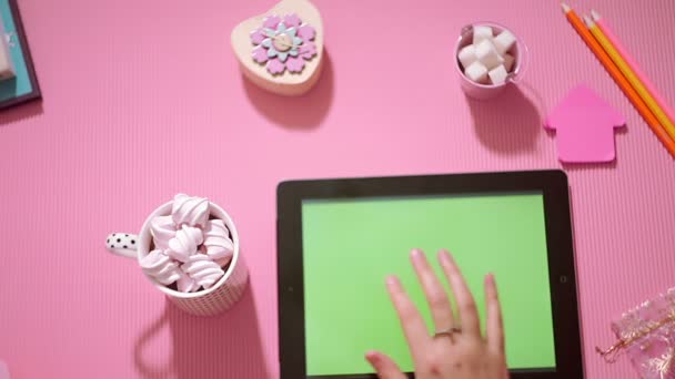 Top view chica usando tableta digital en rosa — Vídeos de Stock