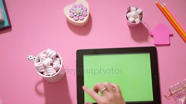 Vista superior de las manos de las niñas utilizando tableta digital y tomando malvavisco — Vídeos de Stock