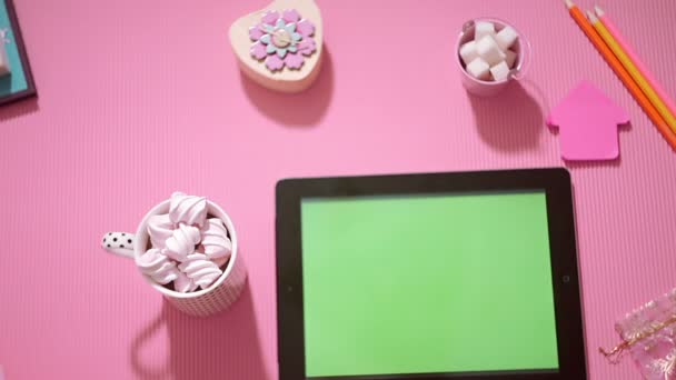 Mädchenhände nehmen eine Tasse Kakao mit Marshmallow mit Tablette — Stockvideo
