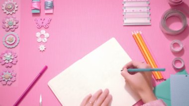 Üstten Görünüm kız yazılı günlüğü pembe
