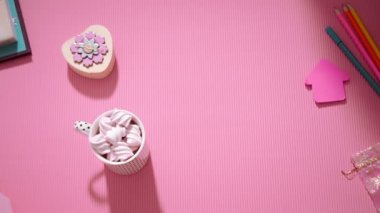 Üstten Görünüm erkek erkek pembe bir el veren