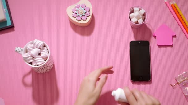 Mädchen von oben trägt Handcreme auf ihre Handflächen in rosa — Stockvideo