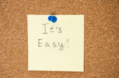 Onun kolay yazıt ile mantar tahtada yazılı kağıt Not.