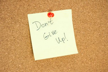 Dont Give Up yazıt ile mantar tahtada yazılı kağıt Not