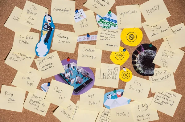 Duygudurum kurulu. Bir sürü Not metin ve resimler içeren bir mantar pano portre almak için etiketleri