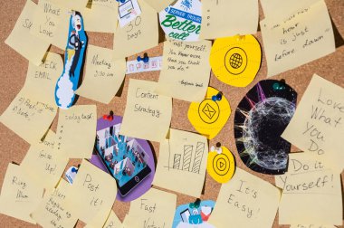 Duygudurum kurulu. Bir sürü Not metin ve resimler içeren bir mantar pano portre almak için etiketleri