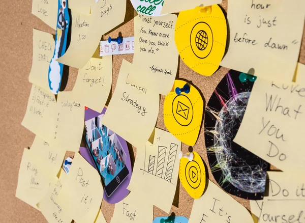 Duygudurum kurulu. Bir sürü Not metin ve resimler içeren bir mantar pano portre almak için etiketleri