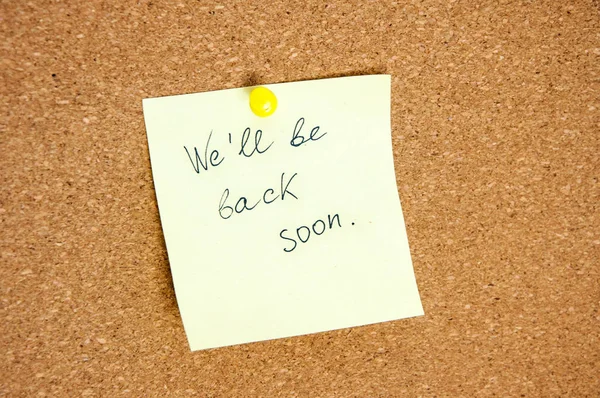 İyi olmak geri yakında yazıt ile mantar tahtada yazılı kağıt Not.