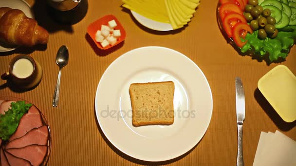 Vista superior stop motion haciendo sándwich para el desayuno — Vídeo de stock