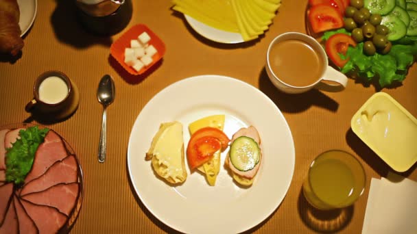 Ovanifrån kvinna tar en tugga av små öppna inför sandiwch för frukost — Stockvideo