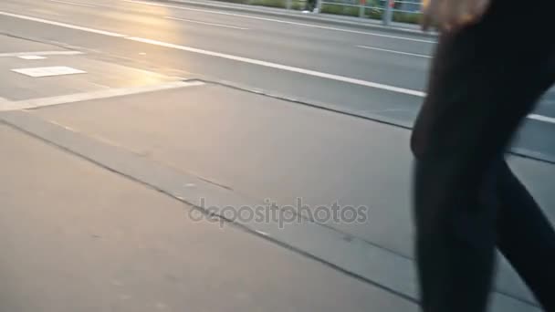 Vrouw lopen op een stad bij zonsondergang, hoek weergave benen straat — Stockvideo