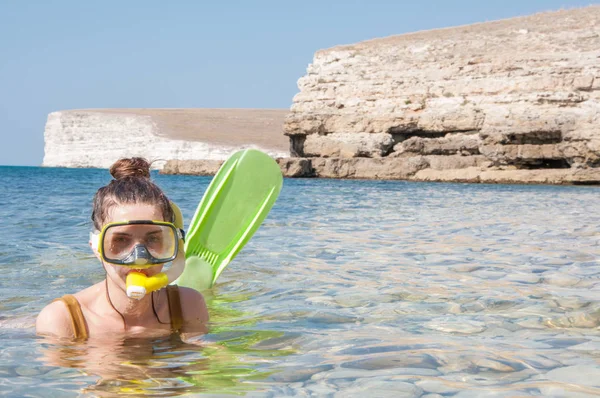 Hermosa chica en accesorios para bucear en agua de mar clara — Foto de Stock