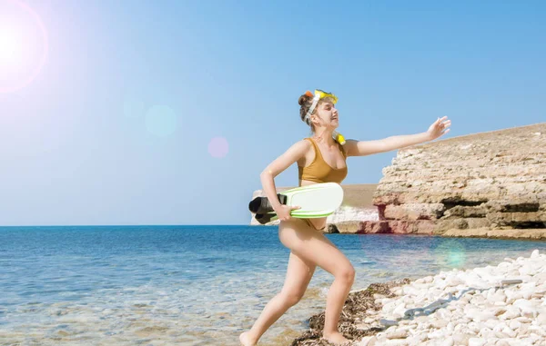 Hermosa chica en accesorios para bucear en el fondo del mar — Foto de Stock