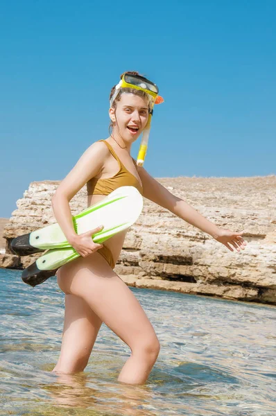 Beautiful girl in accessories for diving on the background of the sea — Stock Photo, Image