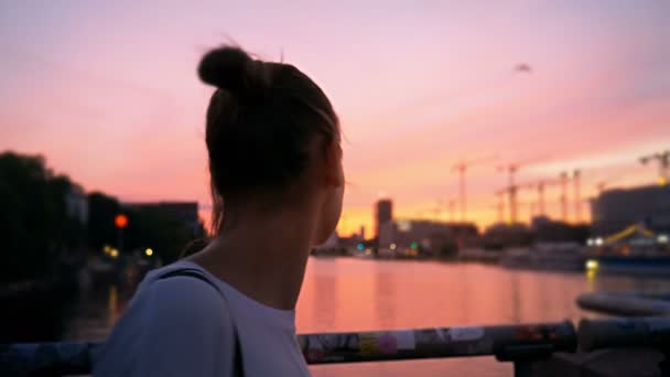 年轻女人站和桥上的微笑着日落 — 图库视频影像