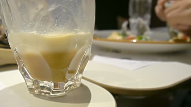 Närbild kalk, papper, mint vietnamesiska vårrullar på bordet — Stockvideo