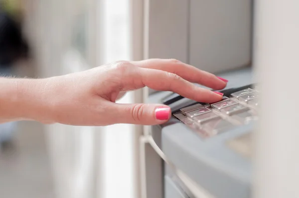 Bir yastık üzerinde bir PIN kodu basılacak bir Atm. parmak, PIN girme el kapatın. Bir otomatik vezne makinesi güvenlik kodu. Kadın kolları, Atm - PIN girme — Stok fotoğraf