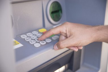 Bankacılık makine kullanan bir adam kontrolden yakın çekim