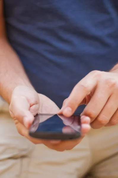 Fechar de um homem usando telefone inteligente móvel — Fotografia de Stock