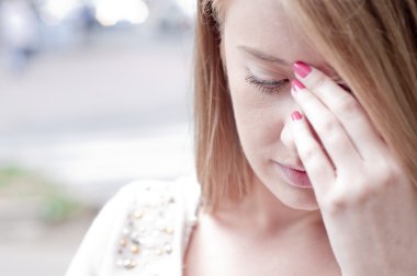 Yakın çekim bir üzgün ve depresyonda kadının içinde açık havada sanıyordum.