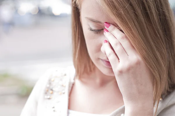 Närbild av en ledsen och deprimerad kvinna djupt i trodde utomhus. — Stockfoto