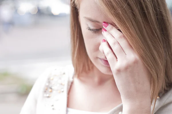 Primer plano de una mujer triste y deprimida profundamente en el pensamiento al aire libre . — Foto de Stock