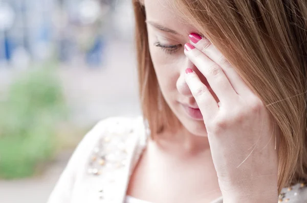 Närbild av en ledsen och deprimerad kvinna djupt i trodde utomhus. — Stockfoto