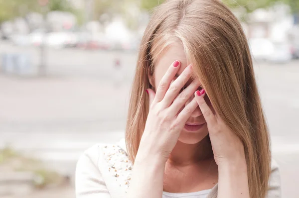 Joven mujer deprimida con dolor de cabeza. Enfrenta la expresión emocional de tristeza. Mujer pensante preocupada infeliz, chica deprimida en el fondo del pensamiento. Mujer contemplando la vida . —  Fotos de Stock