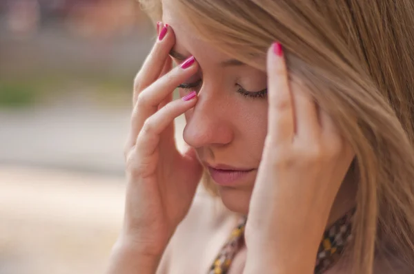 Vackra sorgliga ung kvinna med huvudvärk — Stockfoto