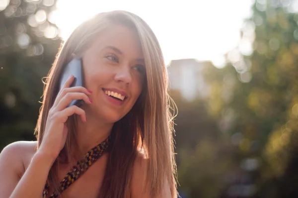 Jovencita feliz hablando por teléfono móvil — Foto de Stock