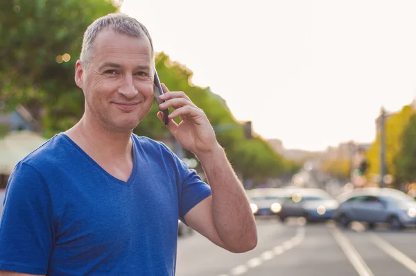 Close-up van knappe aantrekkelijke ernstige geconcentreerde krullend knappe mannelijke praten op mobiele telefoon — Stockfoto