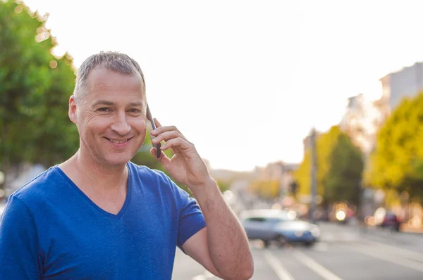 Close-up van knappe aantrekkelijke ernstige geconcentreerde curly handso — Stockfoto