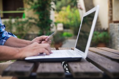 Laptop bir masada oturuyor, çalışma iş adamı 