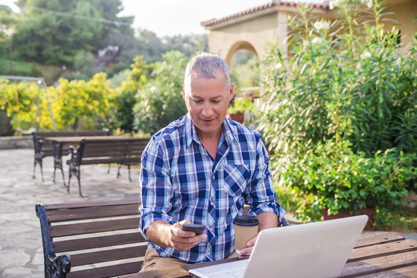 Werknemers Laptop Netwerkconcept verbinden — Stockfoto