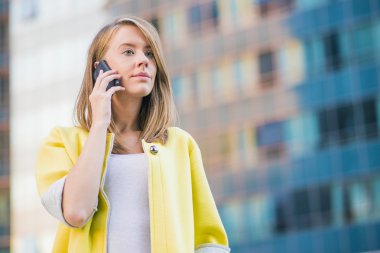 Mobil akıllı telefonda konuşurken iş kadını