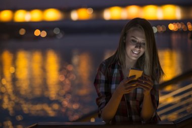 Kadın telefonda kısa mesaj gönderme. güzel bir kız portresi