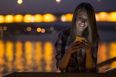 Kadın telefonda kısa mesaj gönderme. güzel bir kız portresi