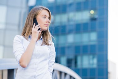 Neşeli genç kadın smartphone açık havada üzerinde söz portresi.