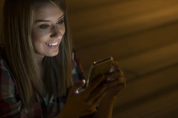 Mujer usando su teléfono móvil en la calle, luz de noche Fondo — Foto de Stock